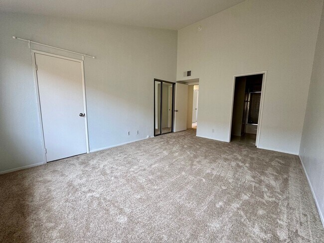 Building Photo - Light and Bright Townhouse-style condo in ...