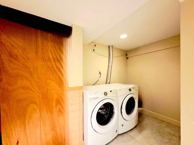 Building Photo - Large 4 Bed, 2 Bath in Desirable East Wena...