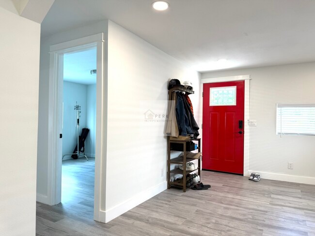 Building Photo - Updated 2 Bed, 1 Bath | South Beacon Hill | Private Patio + Parking