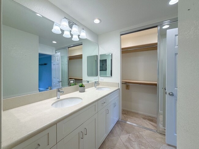 Building Photo - 2262 Martinique Ln