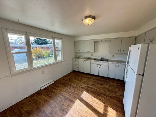 Building Photo - 3 Bedroom, 1 Bath Ranch Home in Northwest ...