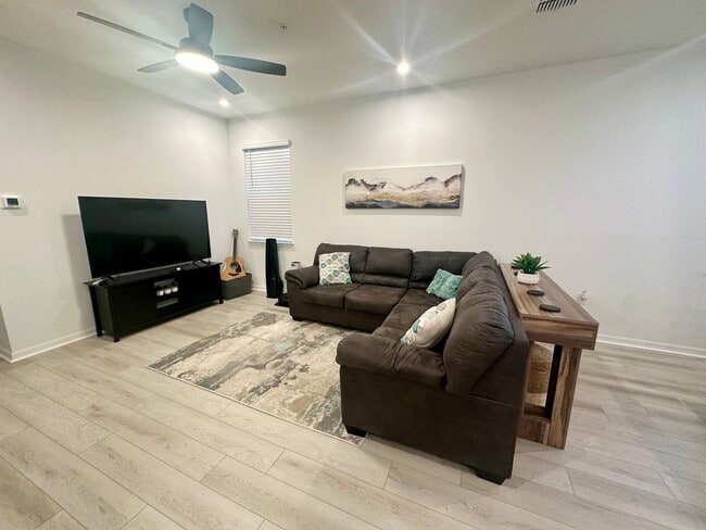 Building Photo - Looking for clean and responsible roommate