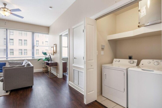 Building Photo - 925 Common St