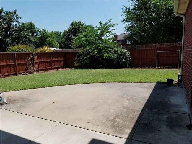 Building Photo - Stunning 5-Bedroom, 3-Bath Home with Over ...
