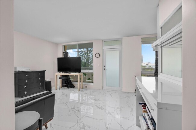 Building Photo - 2400 NE 9th St