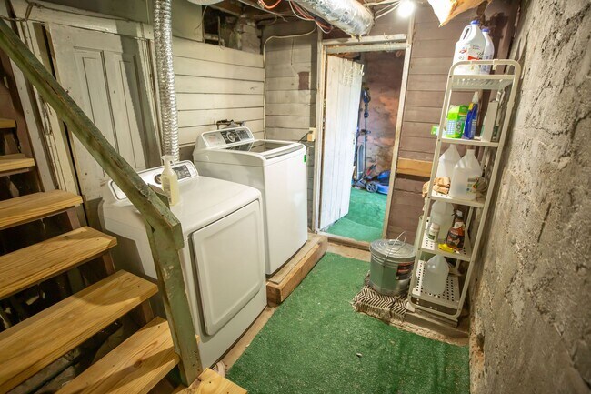 Building Photo - Central AVL - Beautifully Kept Older Home ...