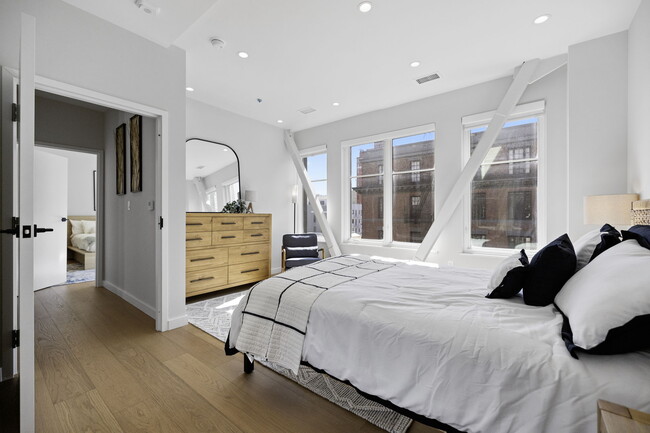 Building Photo - 693 Sutter St