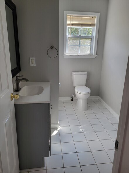 Building Photo - 103 Rip Van Dam Ct