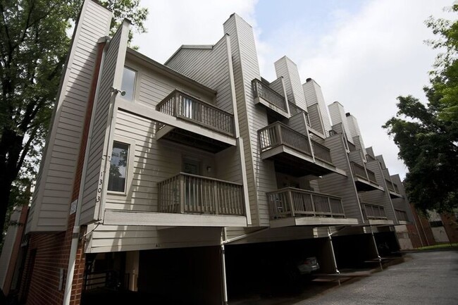 Building Photo - 1303 Wertland St