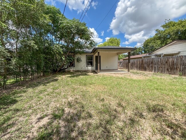 Building Photo - 1520 Eichen Rd