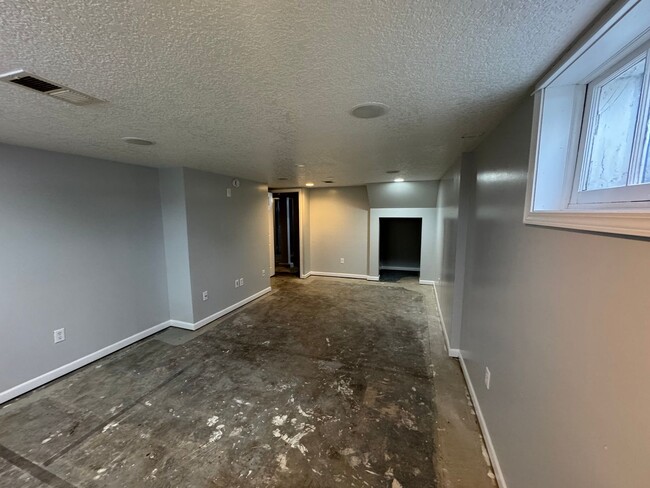 Building Photo - 2 bedroom, 2 bath House with 2 car detache...