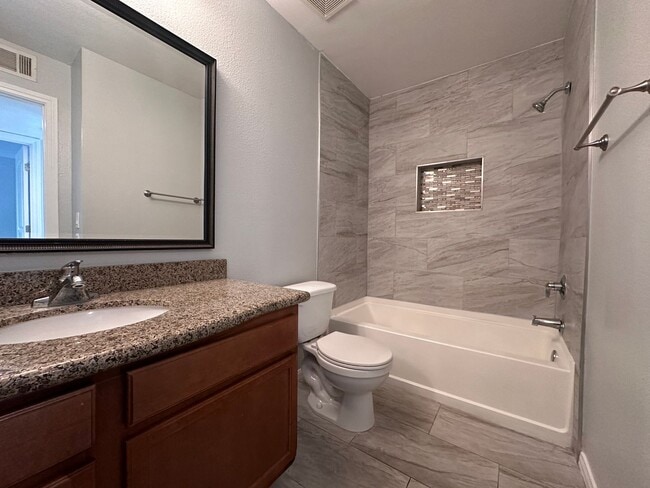 Building Photo - Updated 2 bed 2 bath Condo