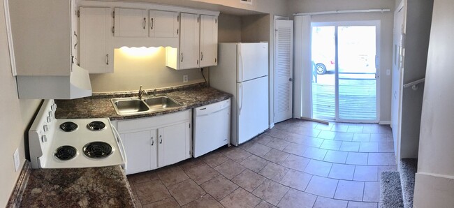 Building Photo - 2 Bedroom 1.5 Bath Duplex near Dan Mills i...