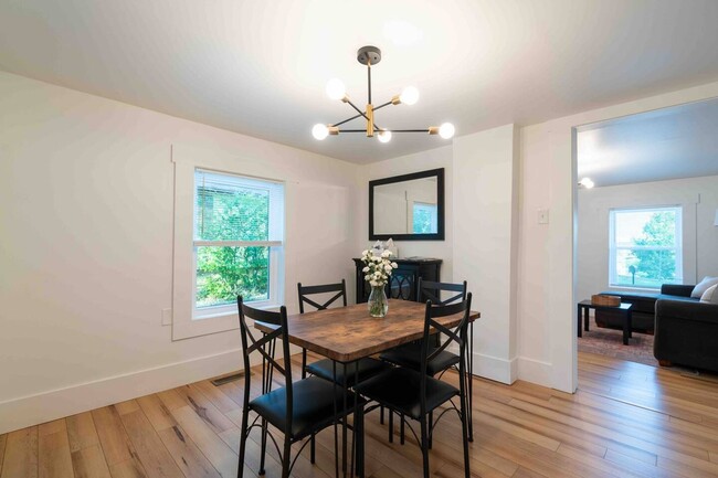 Building Photo - Charming Renovated 1950s Home for Rent in ...