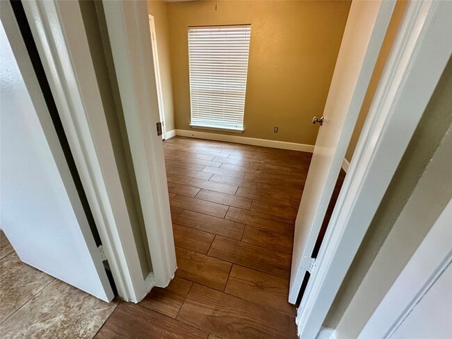 Building Photo - 1111 E Brompton Dr