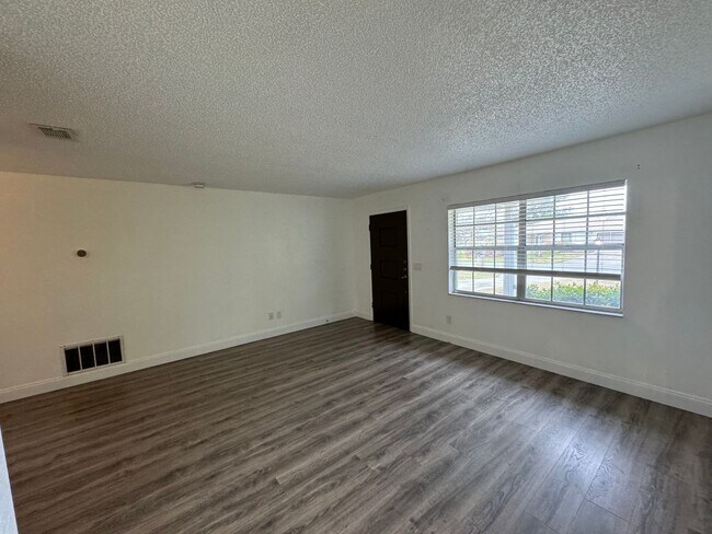 Building Photo - Charming 2-Bedroom Home with Solar Panels ...
