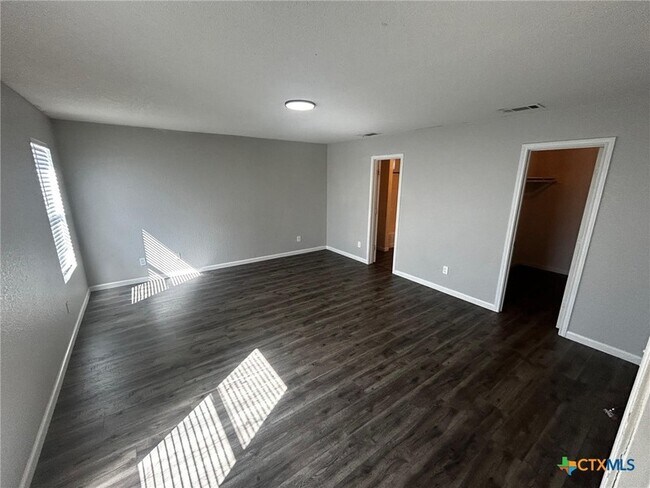 Building Photo - 3302 Viewcrest Dr