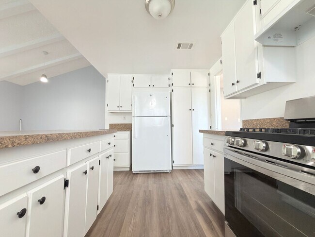 Building Photo - 9845 Hayvenhurst Ave