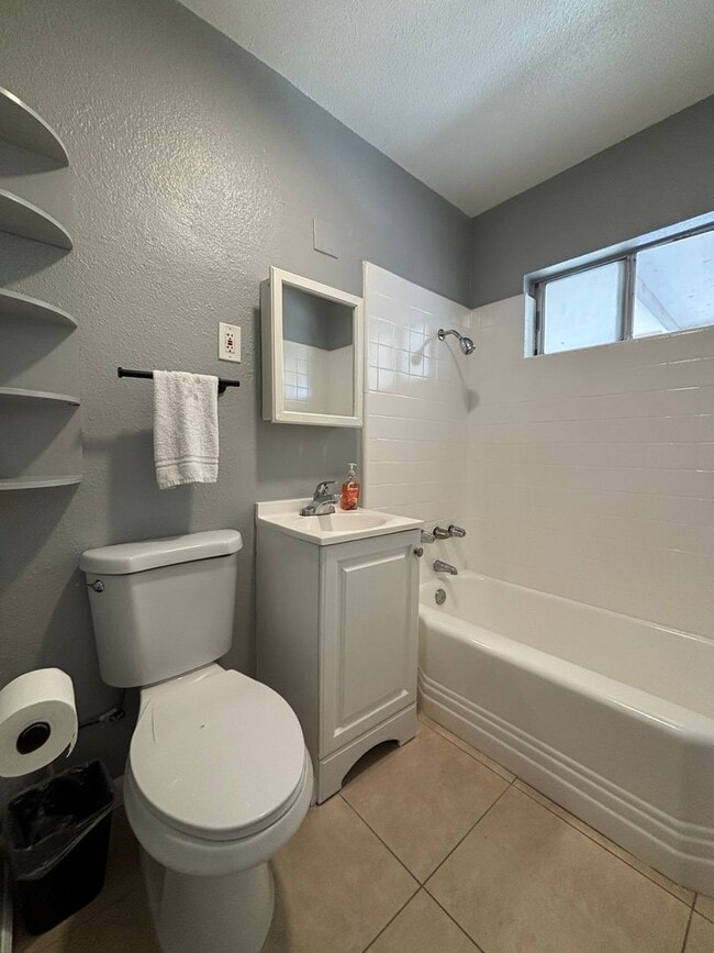 Building Photo - Charming West Lancaster Duplex