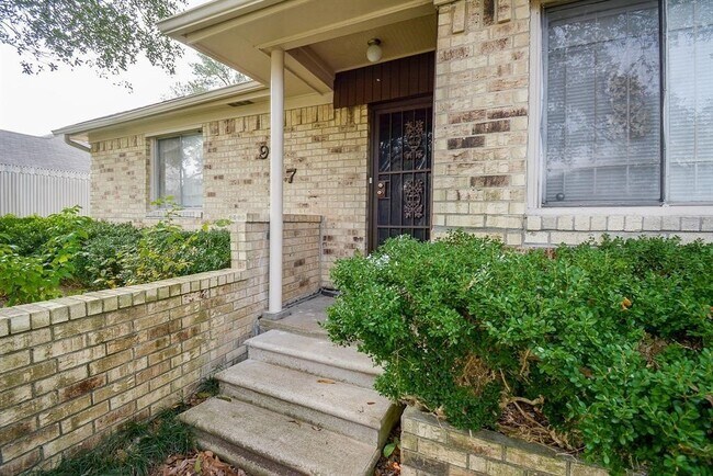 Building Photo - 917 Defender St