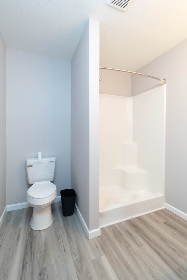 Building Photo - 524 Midlake Dr NE