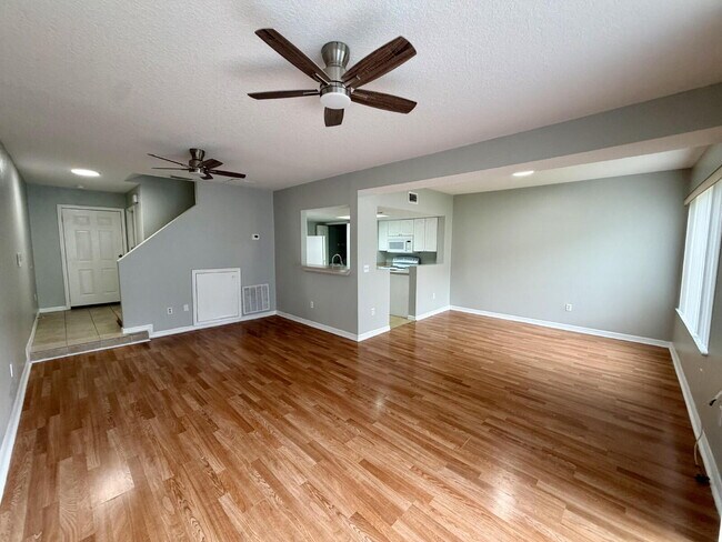 Building Photo - 3-Bedroom Townhome with Utilities included!