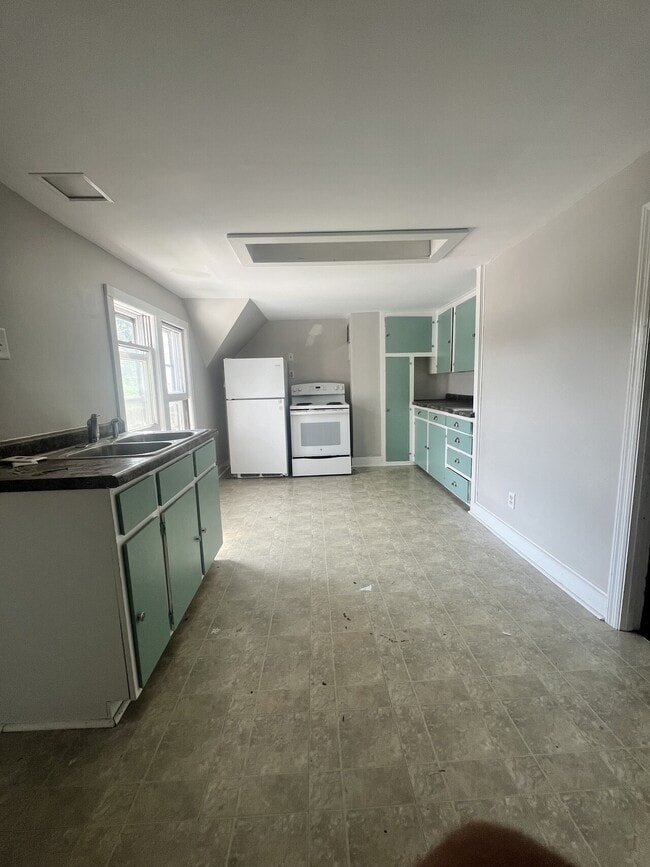 Building Photo - Center St