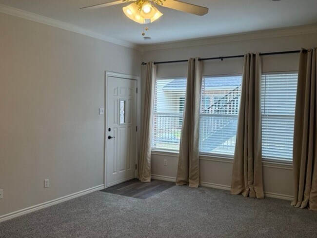 Building Photo - Living Just Blocks from Baylor University