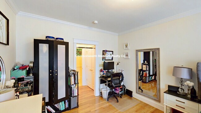 Building Photo - 27 Glenville Ave