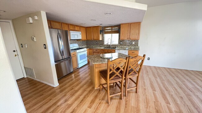 Building Photo - Great Home Near La Cueva