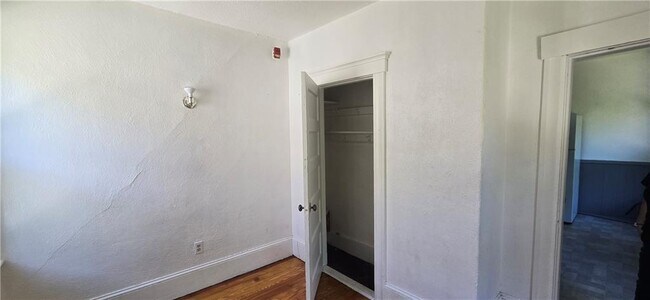 Building Photo - 320 4th Ave