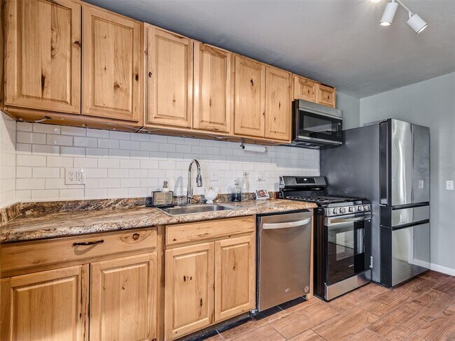 Building Photo - 211 W Dale St