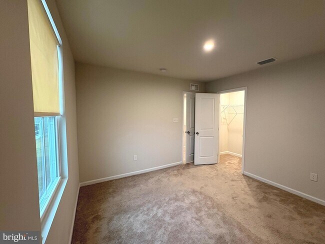 Building Photo - 27003 Greenleaf Dr