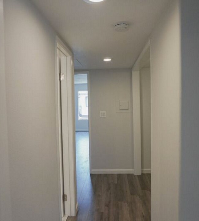 Building Photo - 620 W Hyde Park Blvd