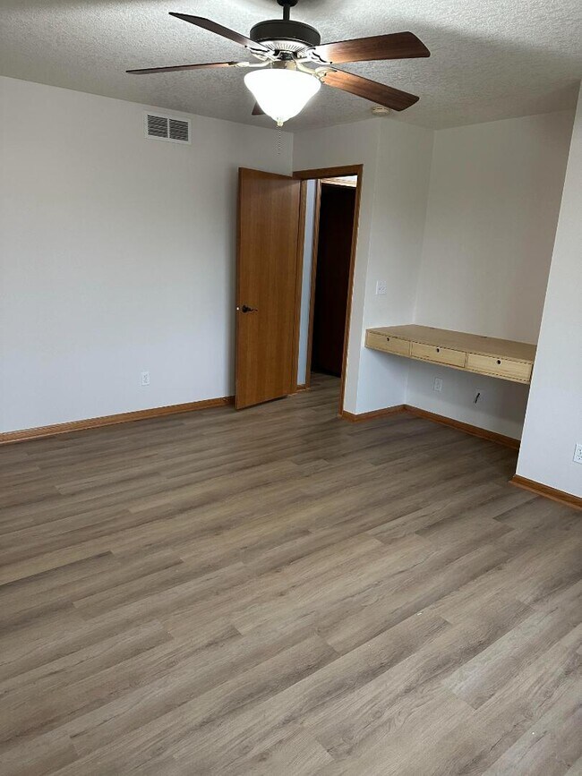 Building Photo - 658 Meadow Cir