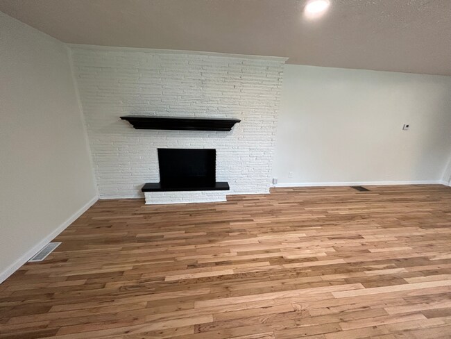 Building Photo - 755 E 104th St