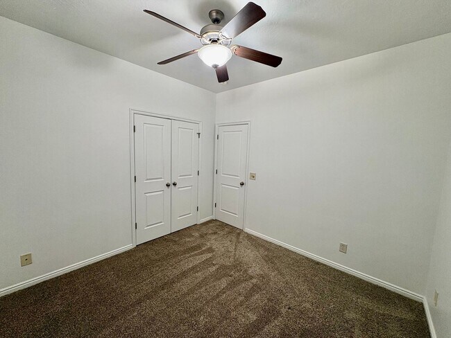 Building Photo - 520 N 2480 W
