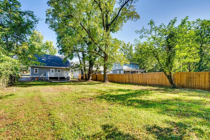 Building Photo - 1110 Chester Ave