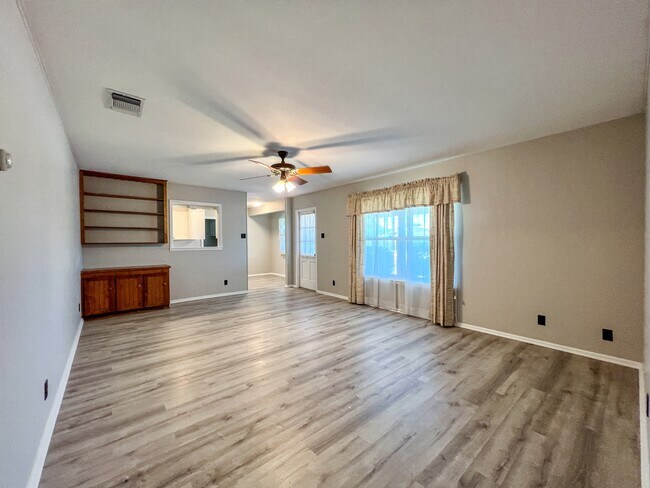 Building Photo - 986 Lone Star Dr