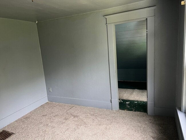 Building Photo - SPACIOUS 3 BEDROOM HOME READY TO WELCOME YOU