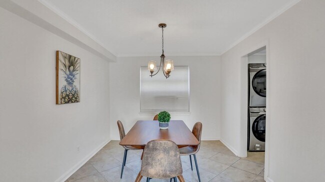 Building Photo - Beautifully renovated Move-in Ready 2bed 1...