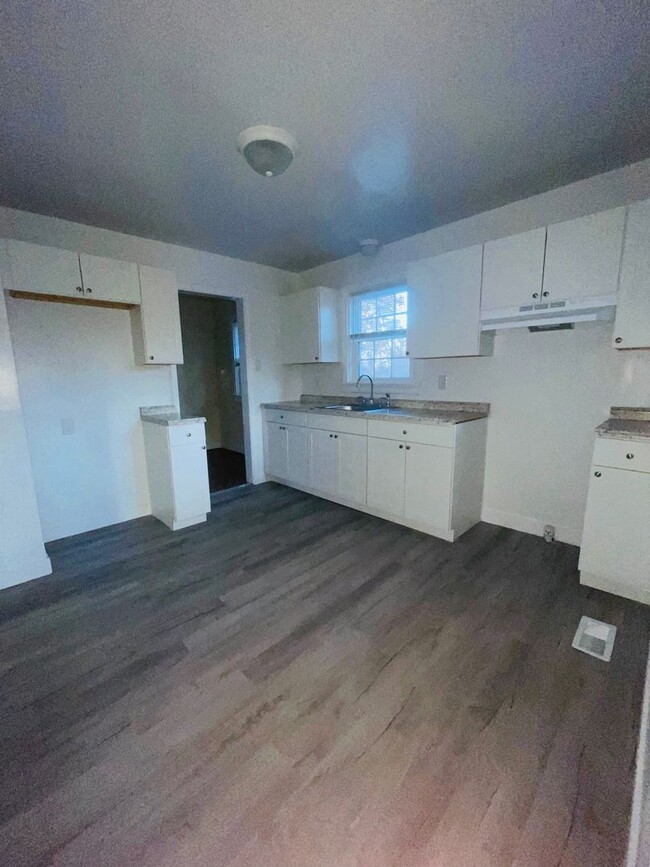 Building Photo - Very Spacious 2 bdrm/1 bth House Located i...