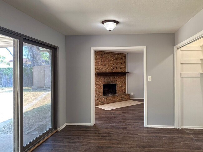 Building Photo - 3 Bedroom / 2 Bath / 2 Car Garage in Quiet...