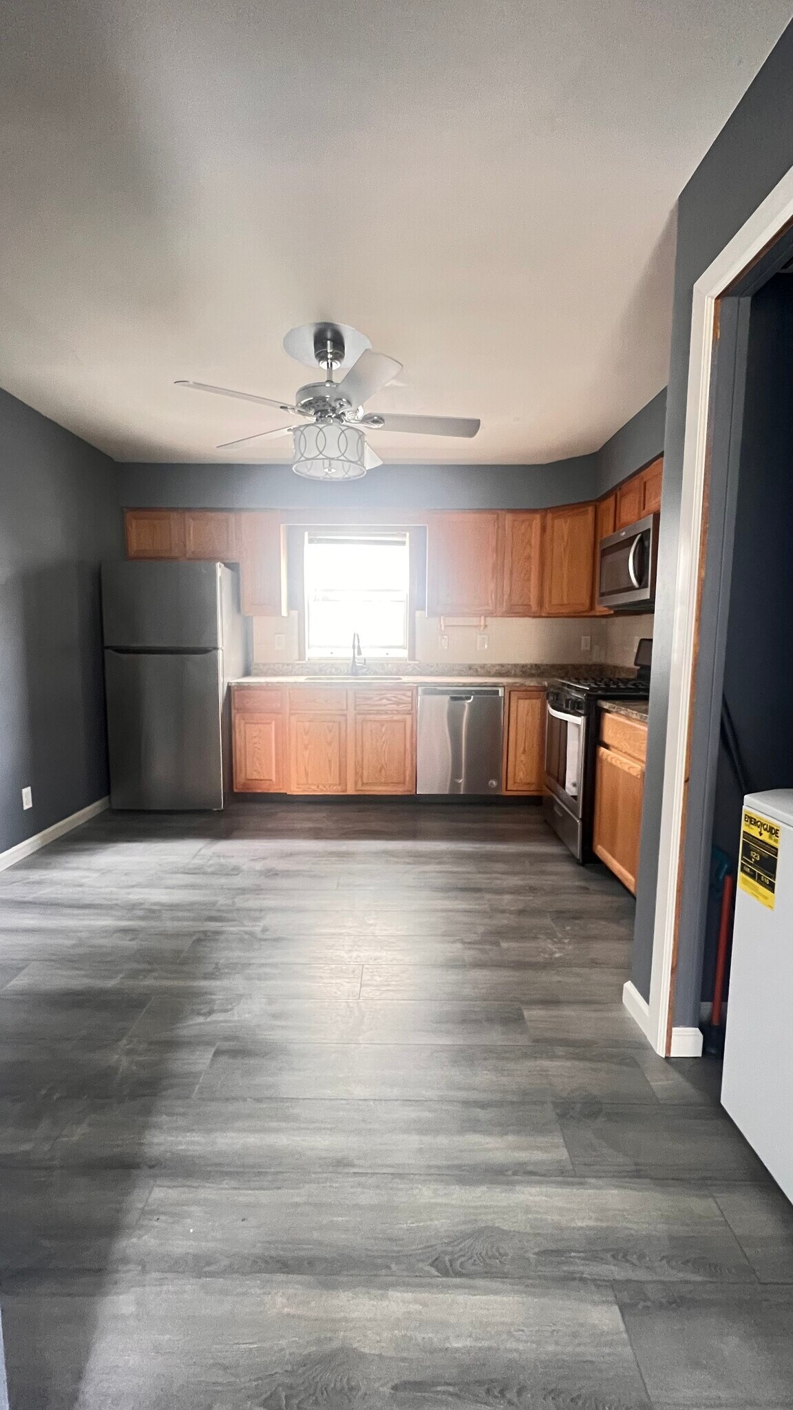 EAT IN KITCHEN - 215 Bower St