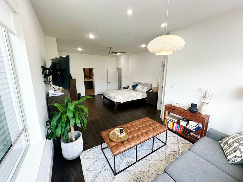 3rd Floor Master Bedroom - 1912 Maryland St