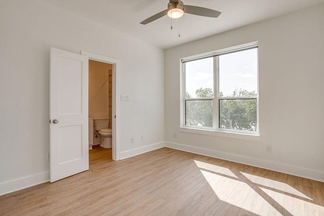 Building Photo - 2333 Benbrook Blvd