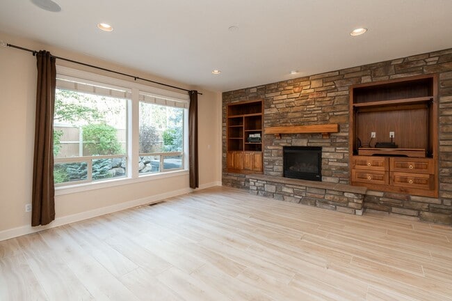 Building Photo - Sun Meadow Home 4 Bed + Bonus + Office + H...