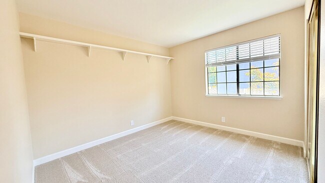 Building Photo - 1100 Sunshine Cir