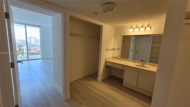 Building Photo - 20515 E Country Club Dr