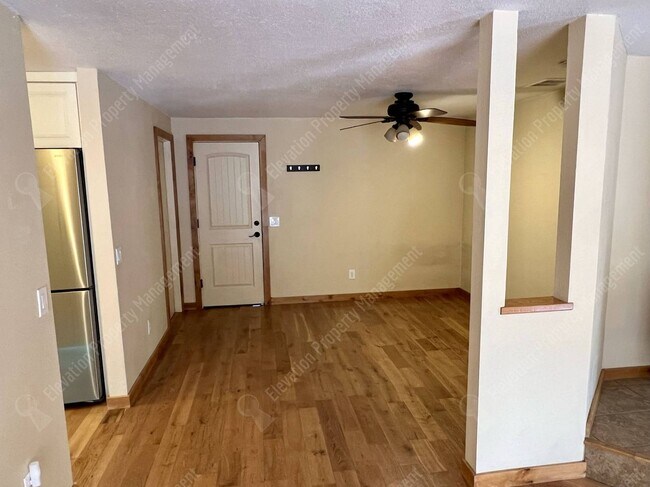Building Photo - Inviting single-level home in forested SW Bend neighborhood